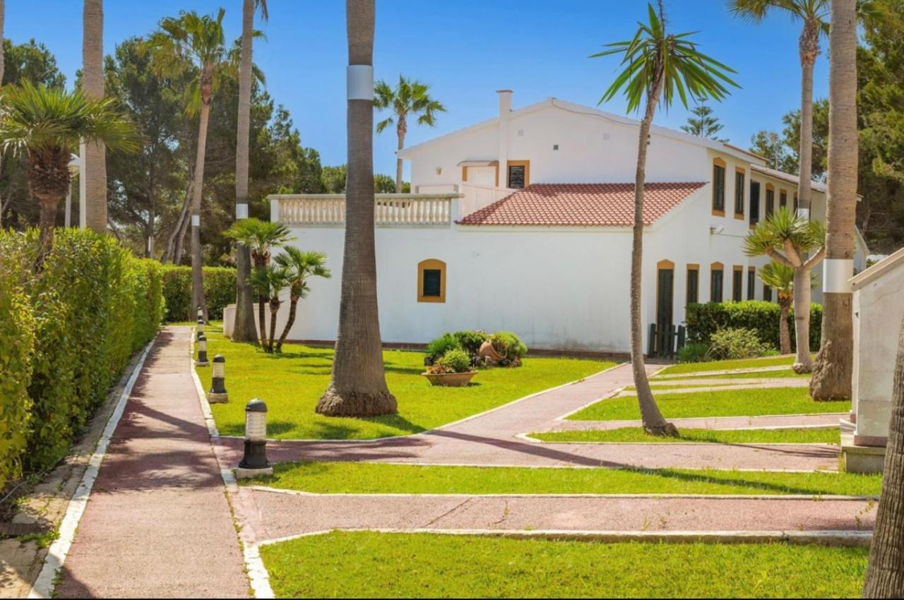 Bonito apartamento con terraza, jardín y piscina Cala'N Bosch  Exterior foto