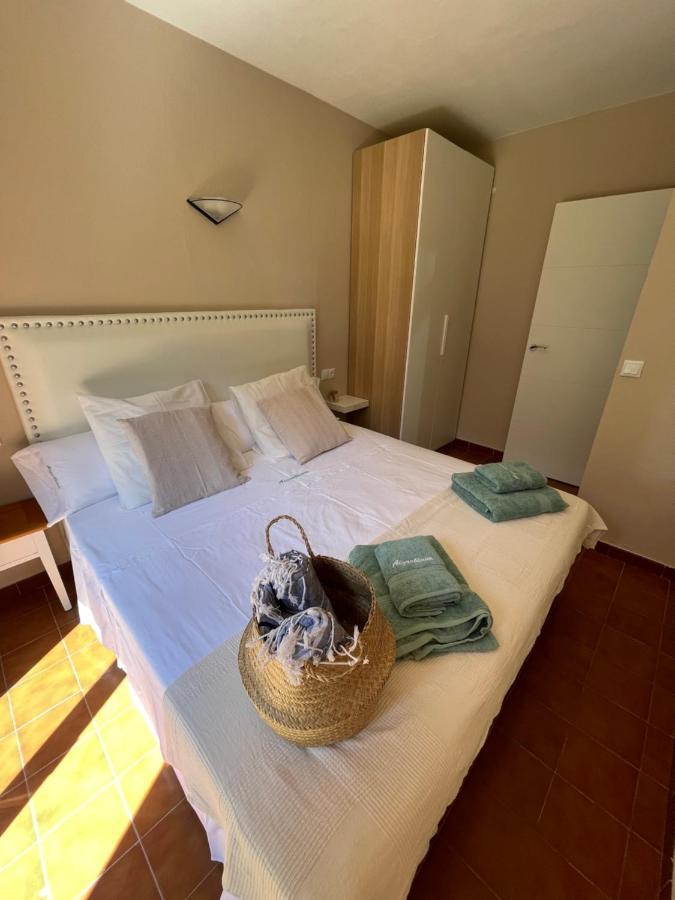 Bonito apartamento con terraza, jardín y piscina Cala'N Bosch  Exterior foto
