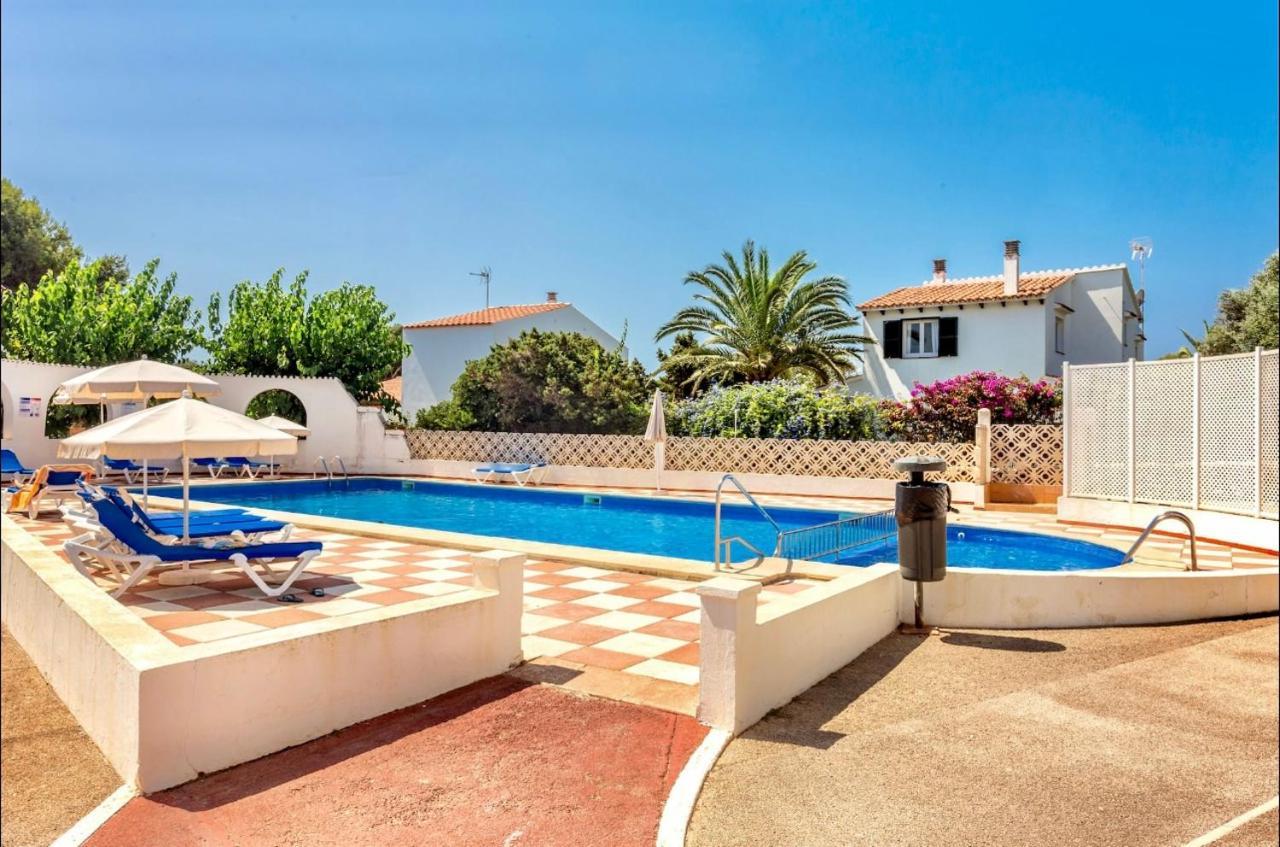 Bonito apartamento con terraza, jardín y piscina Cala'N Bosch  Exterior foto
