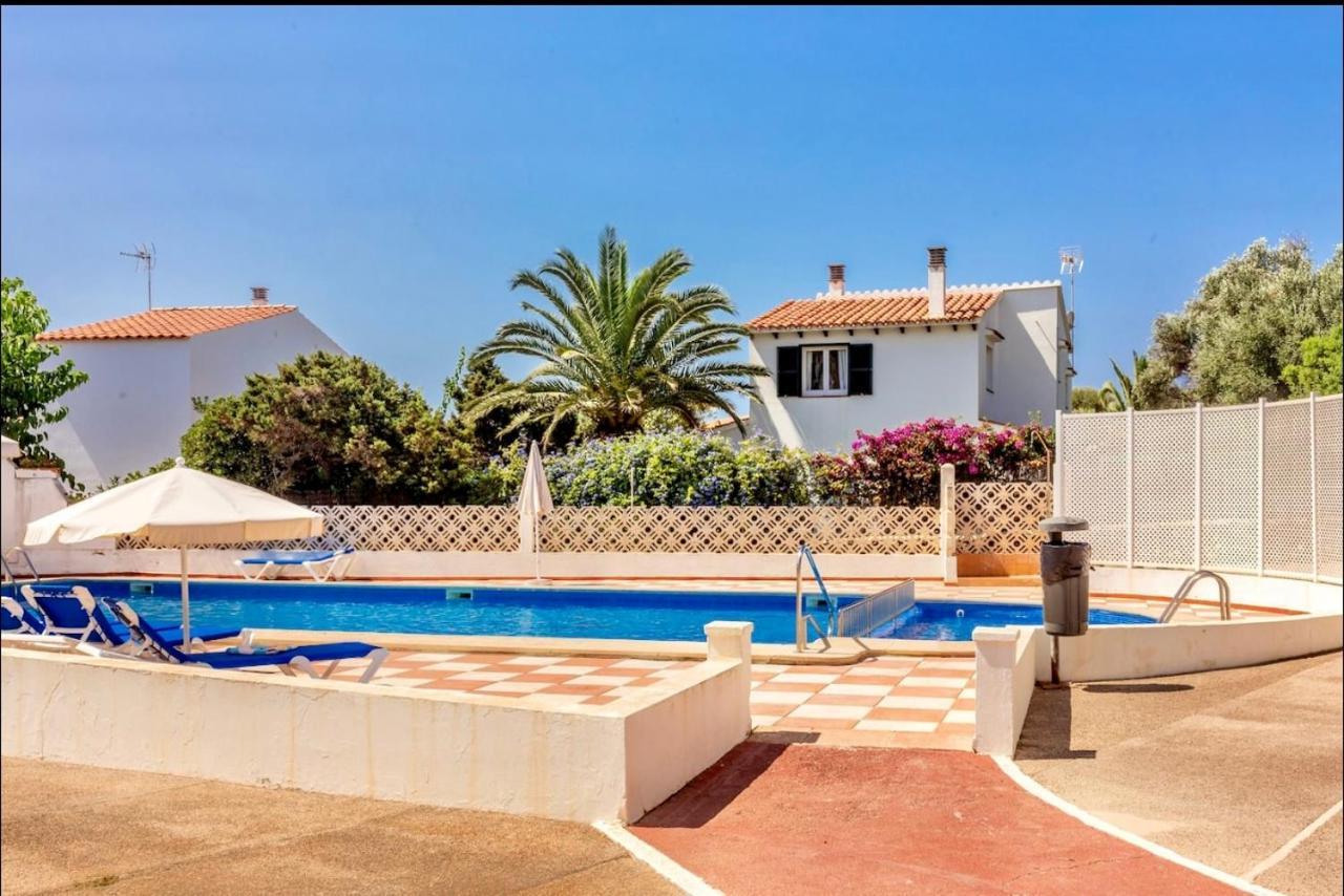 Bonito apartamento con terraza, jardín y piscina Cala'N Bosch  Exterior foto