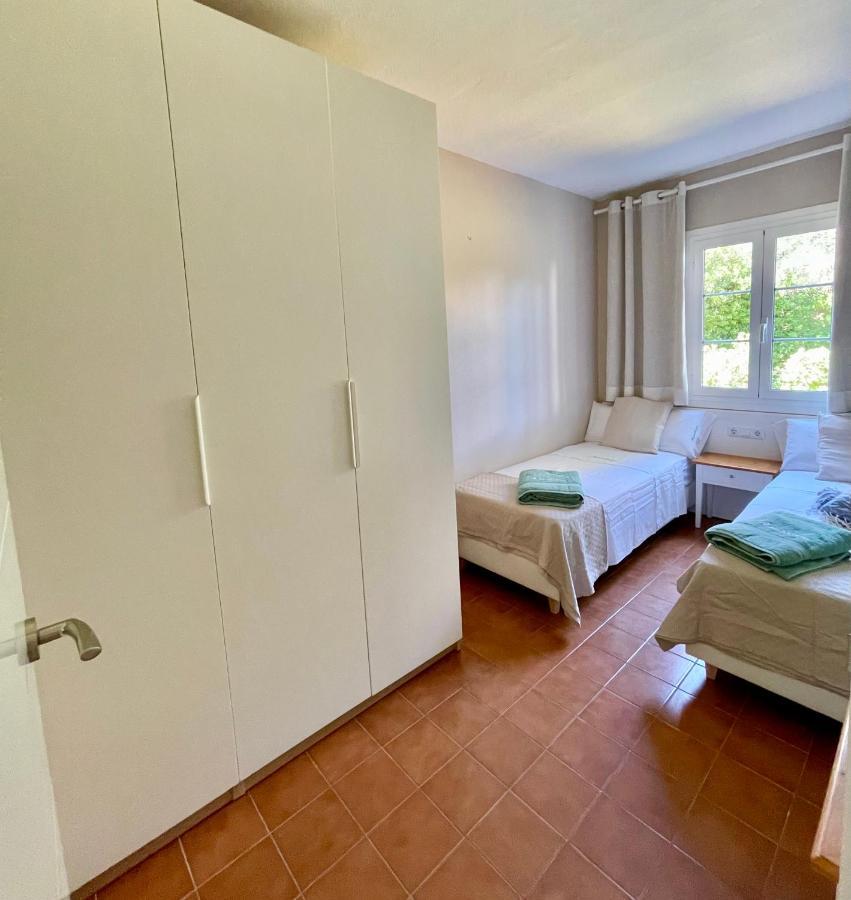 Bonito apartamento con terraza, jardín y piscina Cala'N Bosch  Exterior foto