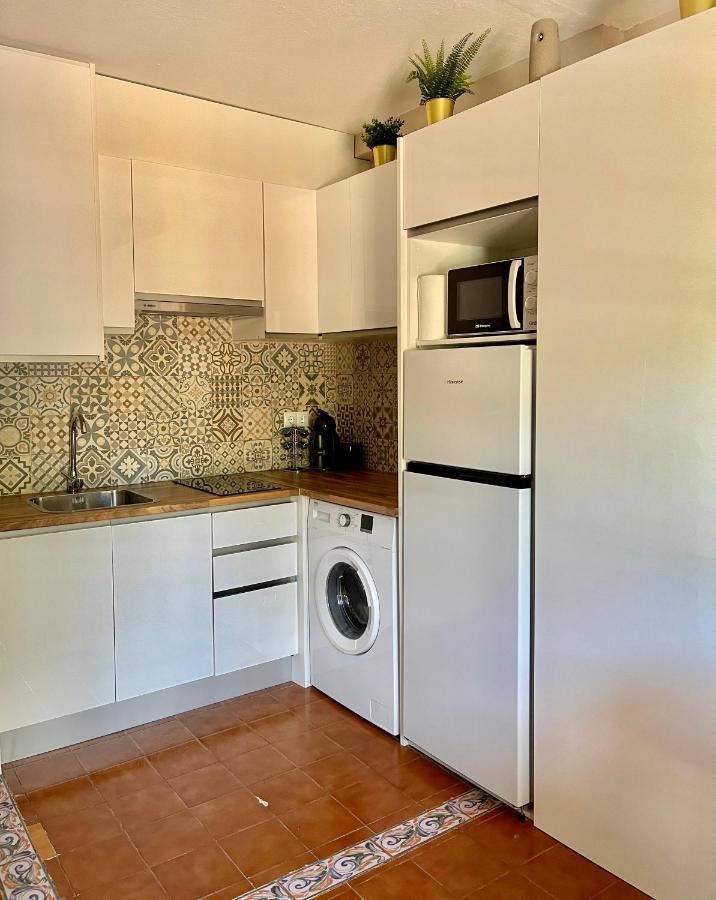 Bonito apartamento con terraza, jardín y piscina Cala'N Bosch  Exterior foto